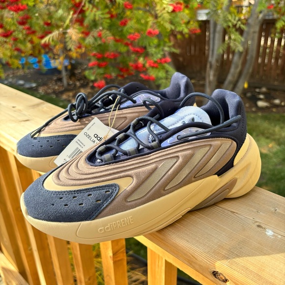 BRAND NEW ADIDAS Originals Ozelia Womens US 7 - Picture 1 of 6